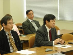 高橋五郎所長（左）、三好章中国研究科長（右）