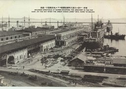 東洋一を誇ル大連大埠頭定期船ウラル丸出帆当日ノ盛況