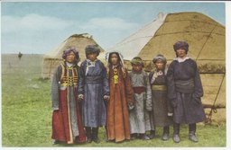 包前に並ぶ中流家族