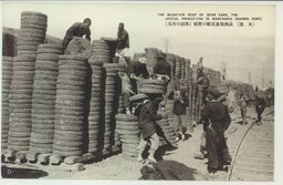 （大連）滿洲特産豆粕の野積（埠頭の所見）