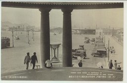 （大連）市街の關門、埠頭待合所玄關より見たる景觀