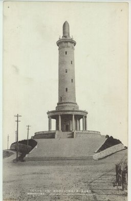 忠魂永遠ニ輝ク旅順白玉山表忠塔（高サ二百十八尺）