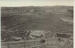 （撫順）古城子大露天掘　スキツプ捲上場ヨリ抗底ヲ望ム