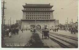 輪奐堂々四邊を壓する箭樓の偉観