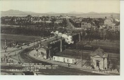 (大連)軌條を跨ぐ日本橋を距てて翠緑の間に美しきロシヤ街を望む