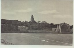 英霊永遠に耀く大連忠魂塔(満鉄グランドよりの遠望)