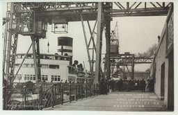 東洋一を誇る大連埠頭岸壁に繁留の日滿定期連絡船。