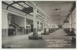 近代文化の源泉伸びゆく大連に東洋一を誇る大埠頭旅客待合所の威容。