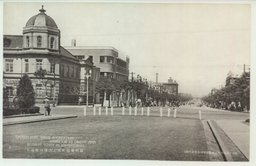 銀行會社軒並ぶ大連山縣通り