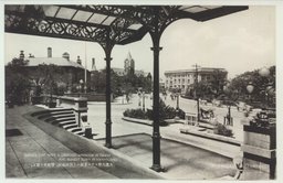 大連大和ホテル玄關ヨリ朝鮮銀行、警察署ヲ望ム。