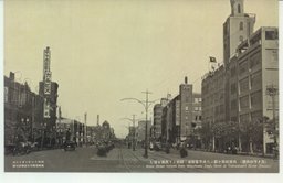 (カメラの大連)　高層建築を競ふ大連常盤橋通三越前より西通を望む