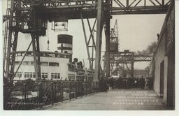 東洋一を誇る大連大埠頭岸壁に繋留の日満定期連絡船。