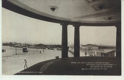 満蒙の門戸大連埠頭待合所入口前の盛観