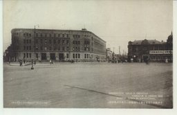 日本橋前に美彩を飾る大建築物の大連中央郵便局。