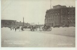 大連埠頭事務所前ノ盛況。