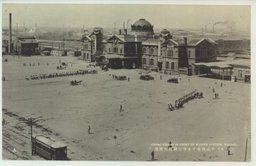 (奉天)千客万来する奉天驛前大廣場