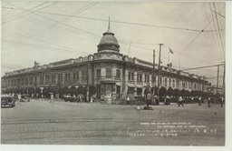 【哈爾賓】　アカシヤの木蔭．男が．女が．パラソルが．微風の香に醉ひ痴れる。(秋林百貨店)