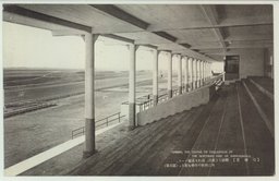 【哈爾賓】　際涯なき広漠．流れる直線コース．馬は熱狂の坩堝を走る。