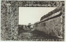 旅順東雞冠山北堡壘掩蔽部小銃弾の弾痕