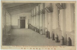 場内廊下ニ各種砲弾ノ配列