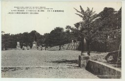 〔旅順戦跡めぐり〕　緑樹も風に哀音を奏でる。白玉山麓に於ける旅順港口第三回閉塞隊沈没将士の記念碑