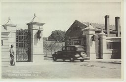 （新京）威風粛然と漲る宮内府正門