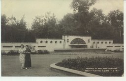 噴水溢るる西公園入口の情趣