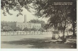 国都に輝く新装の図書館