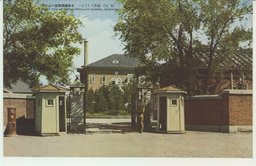 厳然として立つ日本総領事館の威容