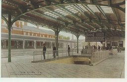 首都の玄関新京駅プラツトホーム