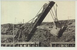 (撫順)　撫順炭田露天掘　シヨベル機ニヨリ岩砂貨車積込中ノ実況