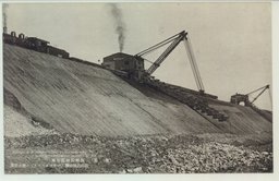 (撫順)　撫順炭田露天掘　近代的採砂機「エキスカベータ」ノ剥土作業