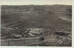 (撫順)　古城子大露天掘　スキツプ捲揚場ヨリ坑底ヲ望ム