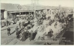 熱河省經濟の中心地赤峰大街入城記念碑附近乃雑踏