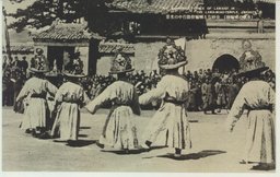 (承徳の喇嘛廟)奇妙なる喇嘛僧勤行中の光景