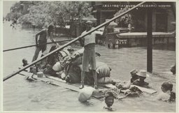 家財をまとめて避難する支那人