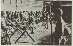 檢問所に列なす民衆