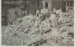 倒壊家屋にすがる避難民