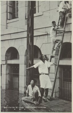 舟から二階に梯子かけて避難