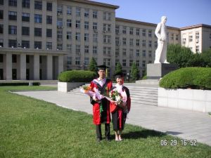 2009.6.29　学位記授与式にて、南開大学の指導教授との記念撮影