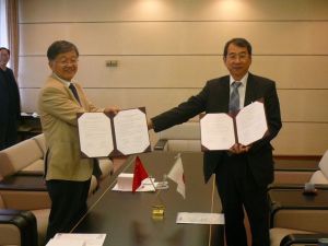 周暁虹院長(左)と高橋五郎ICCS所長（右）