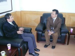 高橋五郎ICCS所長(左)と郝立新院長(右)